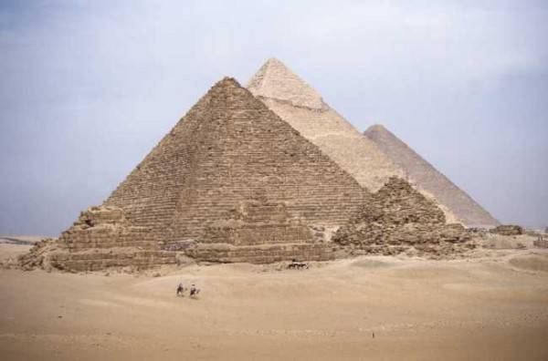 Чьи пирамиды присвоили фараоны? 