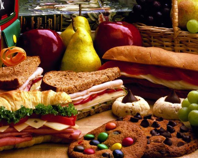 Picnic-Lunches-Sandwiches-Fruit-Cookies-2048x2560