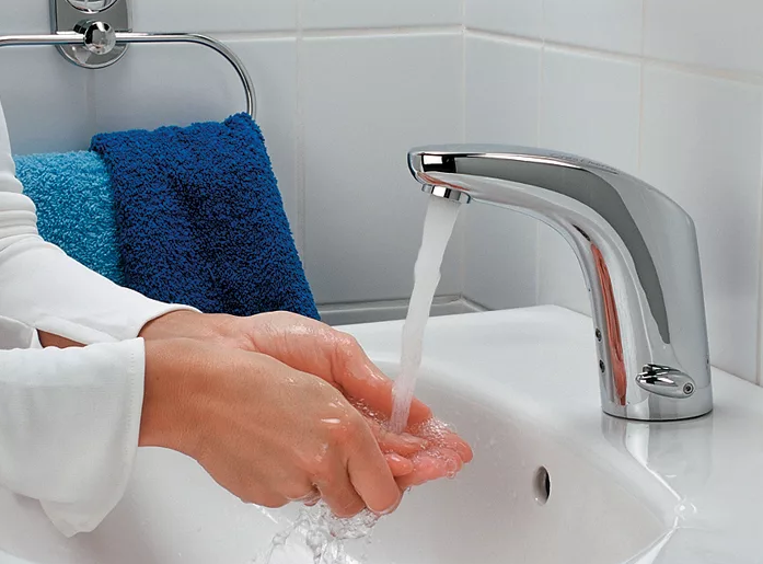 мыть руки в проточной воде