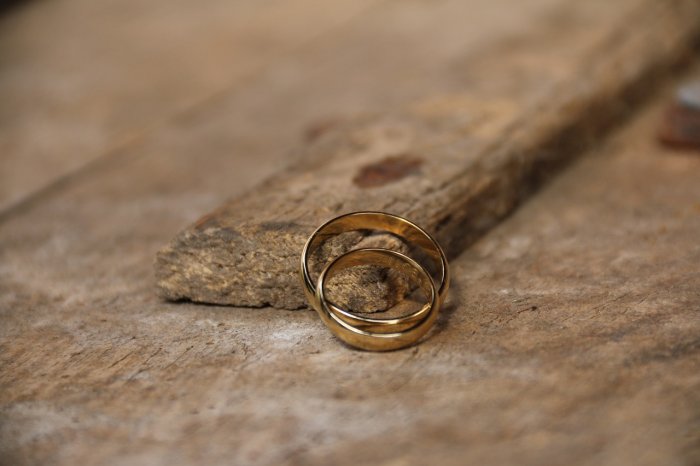 Обручальные кольца с хохломой приметы. Обручальные кольца – приметы и суеверия. Что делать с помолвочным кольцом после свадьбы