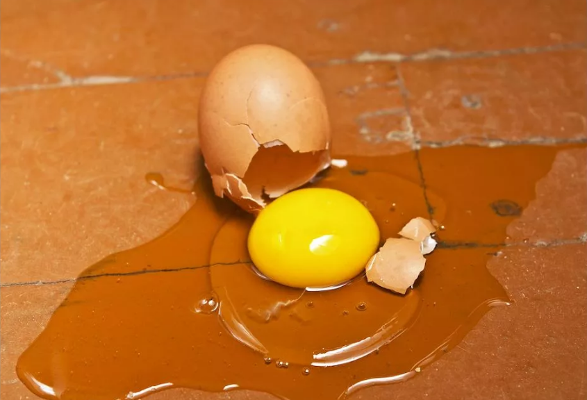 разбилось яйцо на полу подкинули