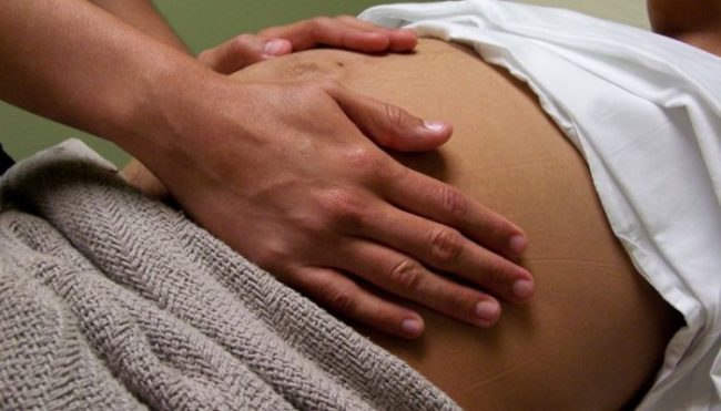 погладить или потрогать живот беременной