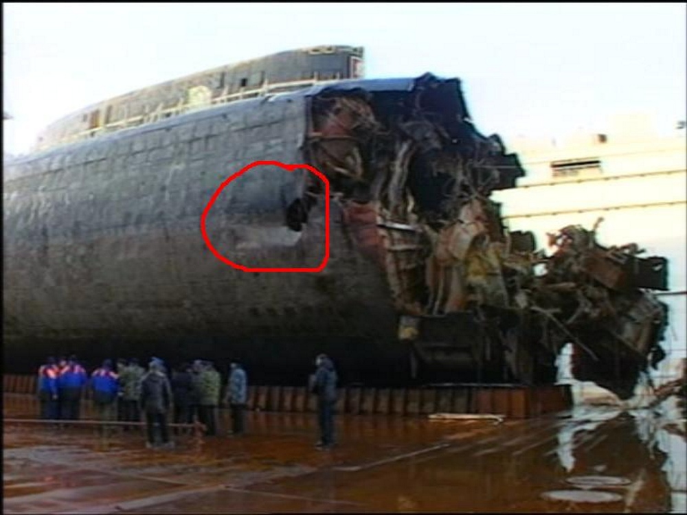 Отверствие в подводной лодке Курск