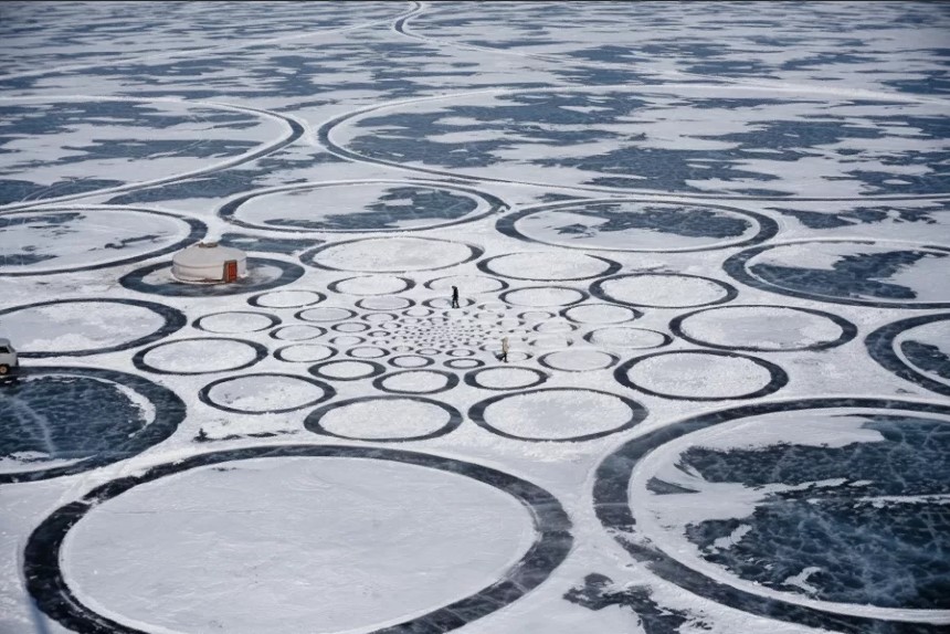 Байкал маленькие круги на льду.