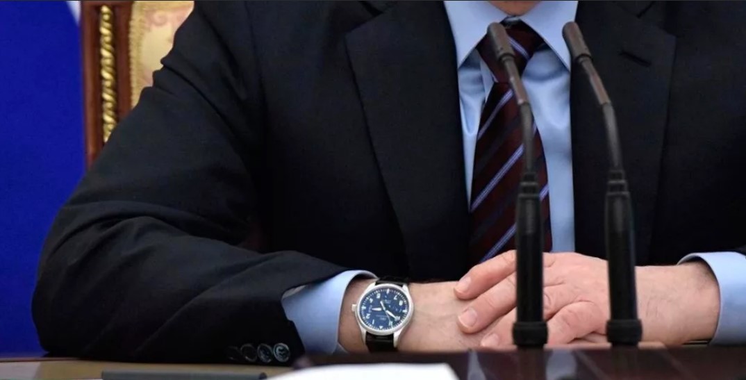 часы мужские на правой руке