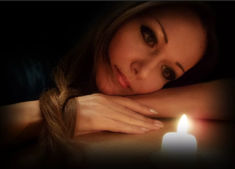 девушка молится со свечой