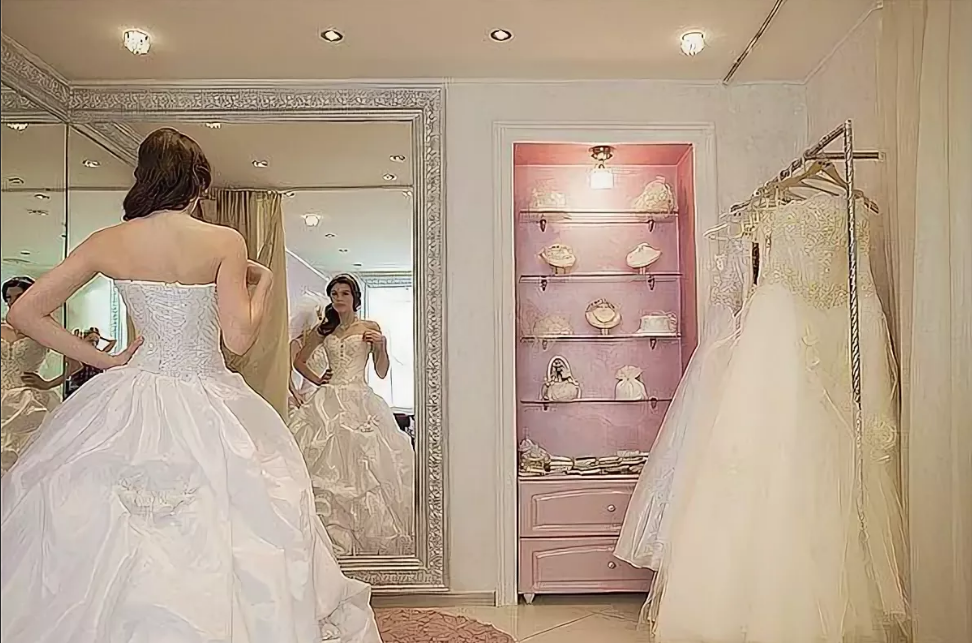 примерка свадебного платья перед зеркалом
