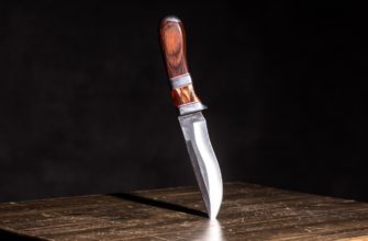 воткнувшийся нож