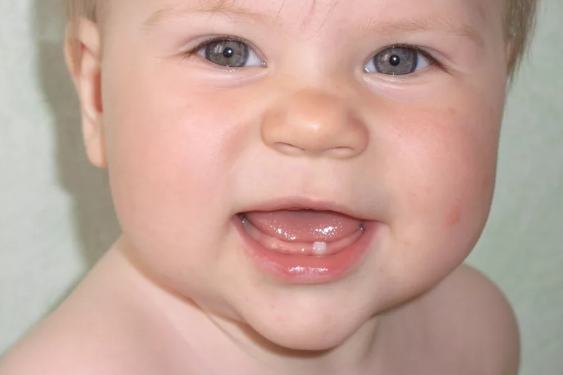 первый зуб у малыша