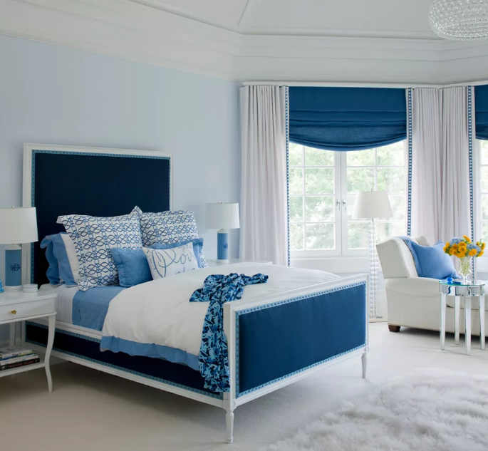 синие шторы в спальне