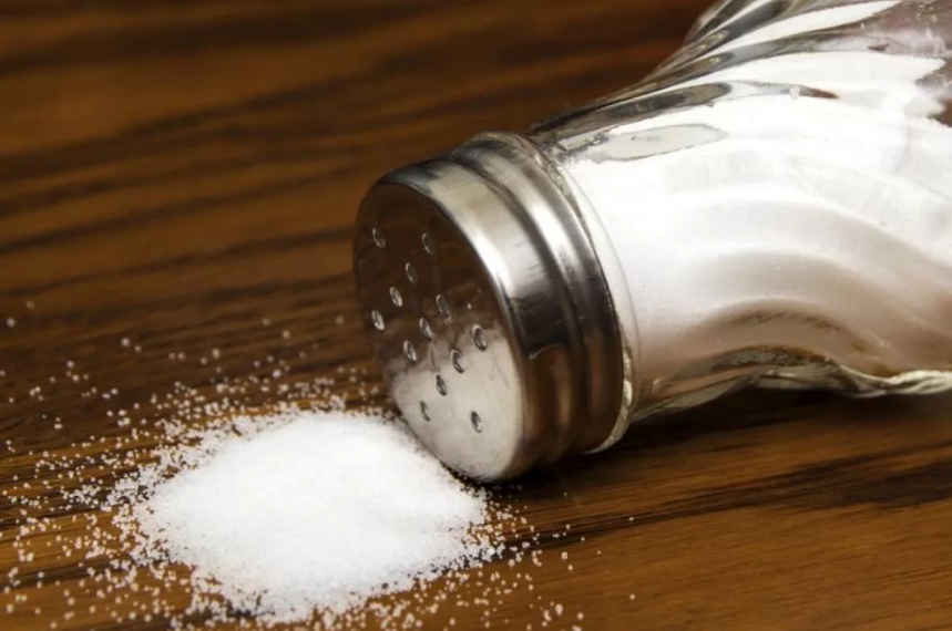соль в солонке из стекла