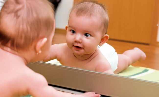 ребенок долго смотрит в зеркало