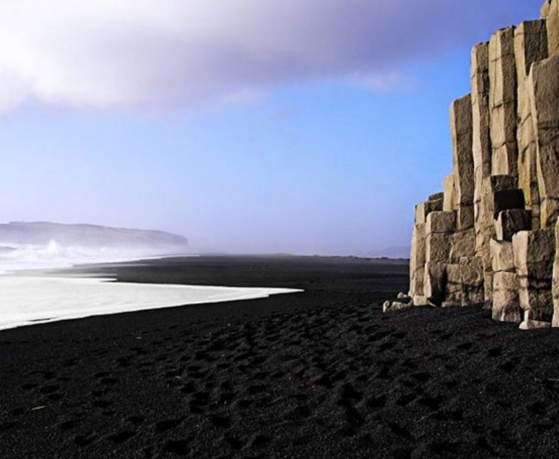 черный пляж Исландии и отвесные скалы