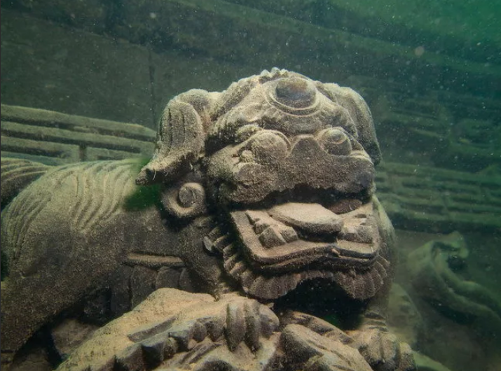 львы в подводном городе Шичен Китай
