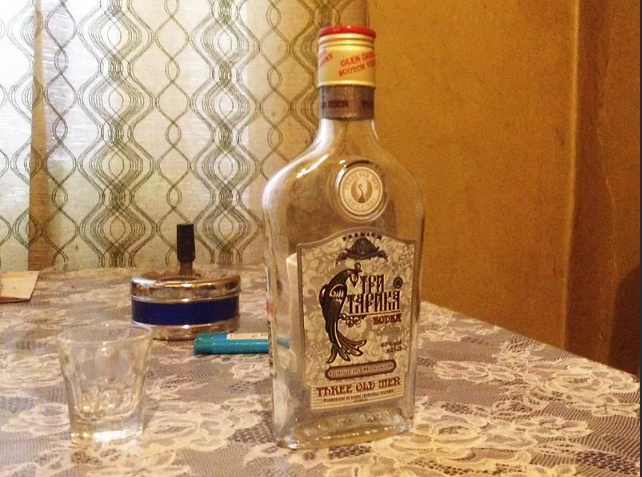 пустая бутылка на столе