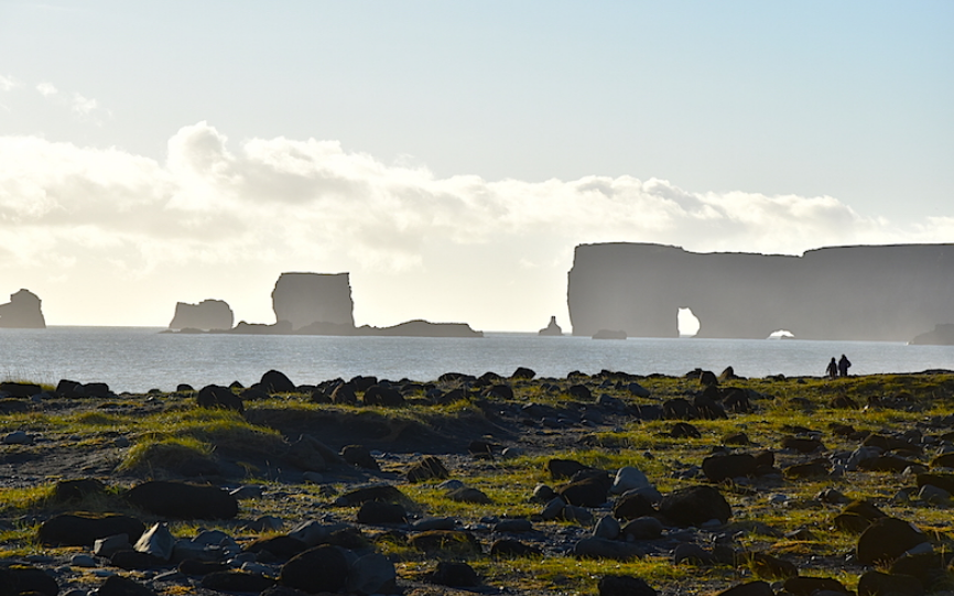 черные пляжи и скалы с арками Исландии 