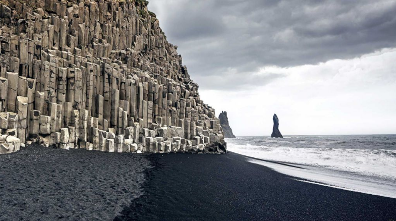 черный пляж со скалами в Исландии
