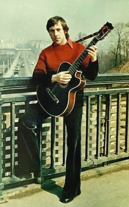 Владимир Высоцкий с гитарой