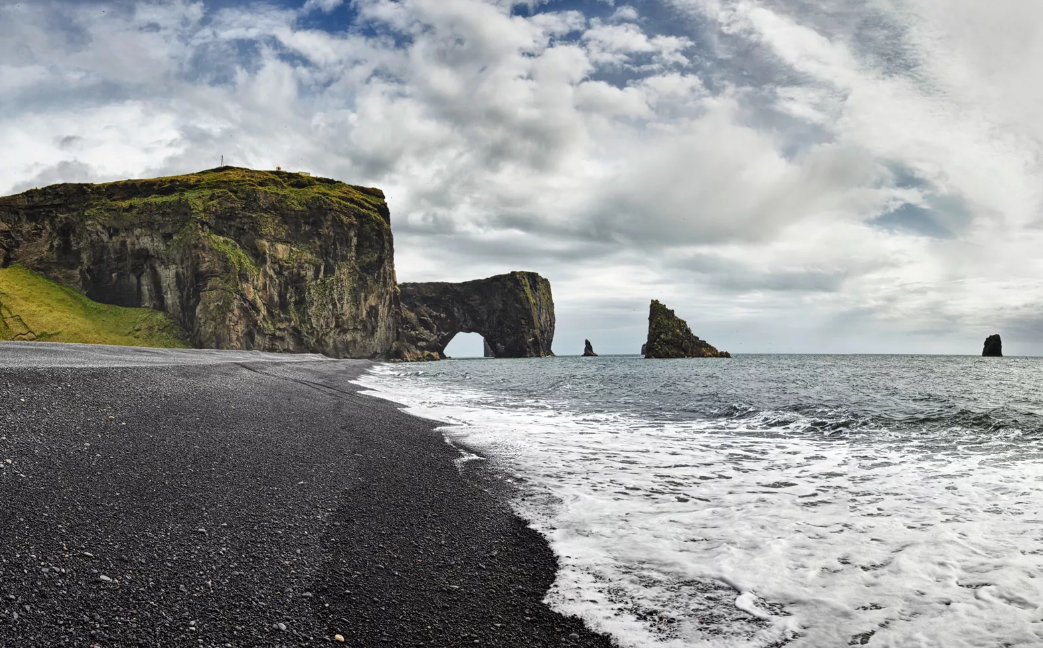 черный пляж вик у деревни в исландии