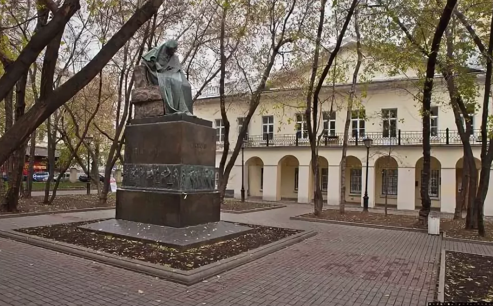 Чемодан гоголевский бульвар. Памятник Гоголю (Никитский бульвар). Никитский бульвар 7а дом Гоголя. Памятник Николаю Гоголю Москва дом Гоголя. Гоголь на Никитском бульваре.