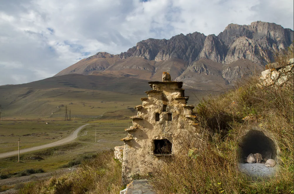 Даргавс - город мертвых Северная Осетия черепа рядом
