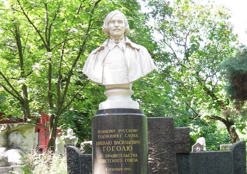 памятник Н. В. Гоголю