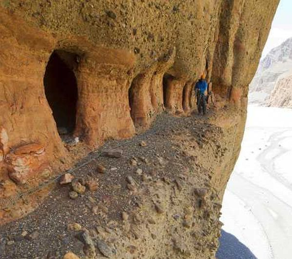 опасный пещерный город в Непале на высоте 50 м