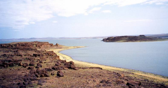 исчезающий остров на озере Рудольф Кения