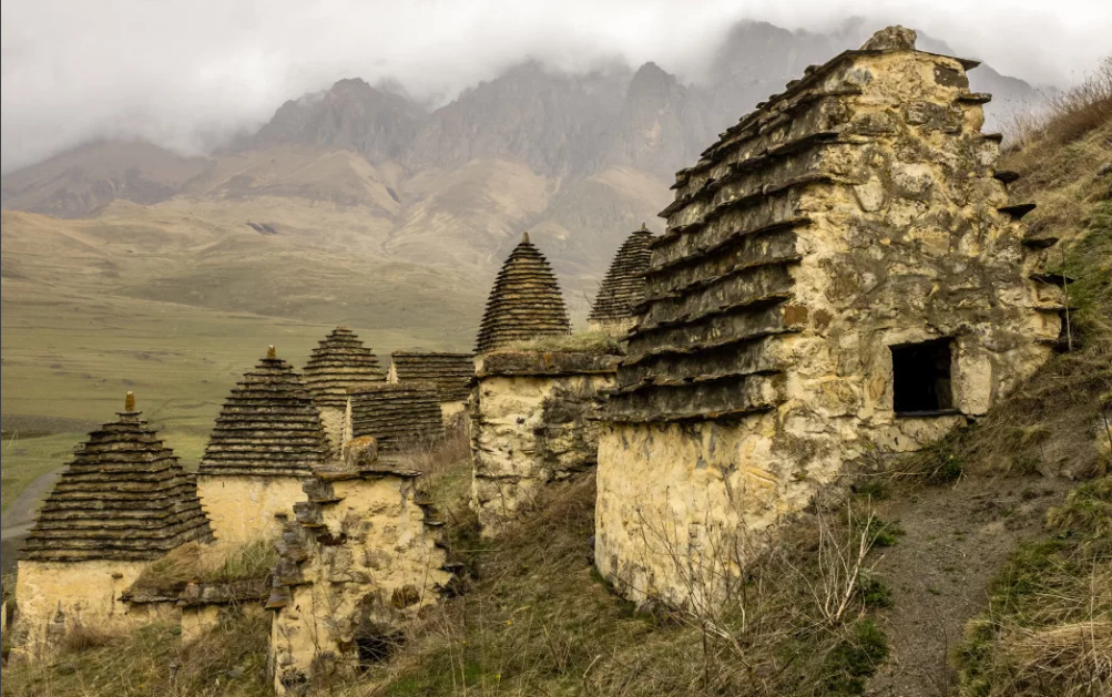 Даргавс - город мертвых Северная Осетия черепичная крыша
