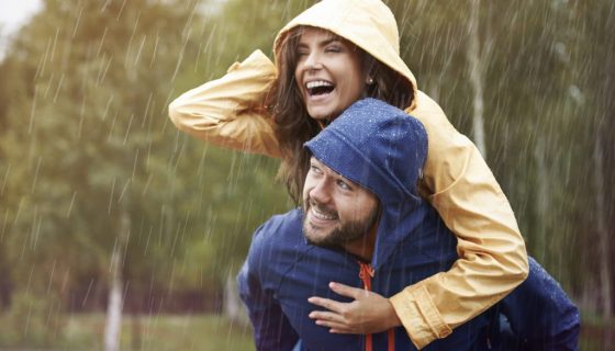 женщина и мужчина под дождем