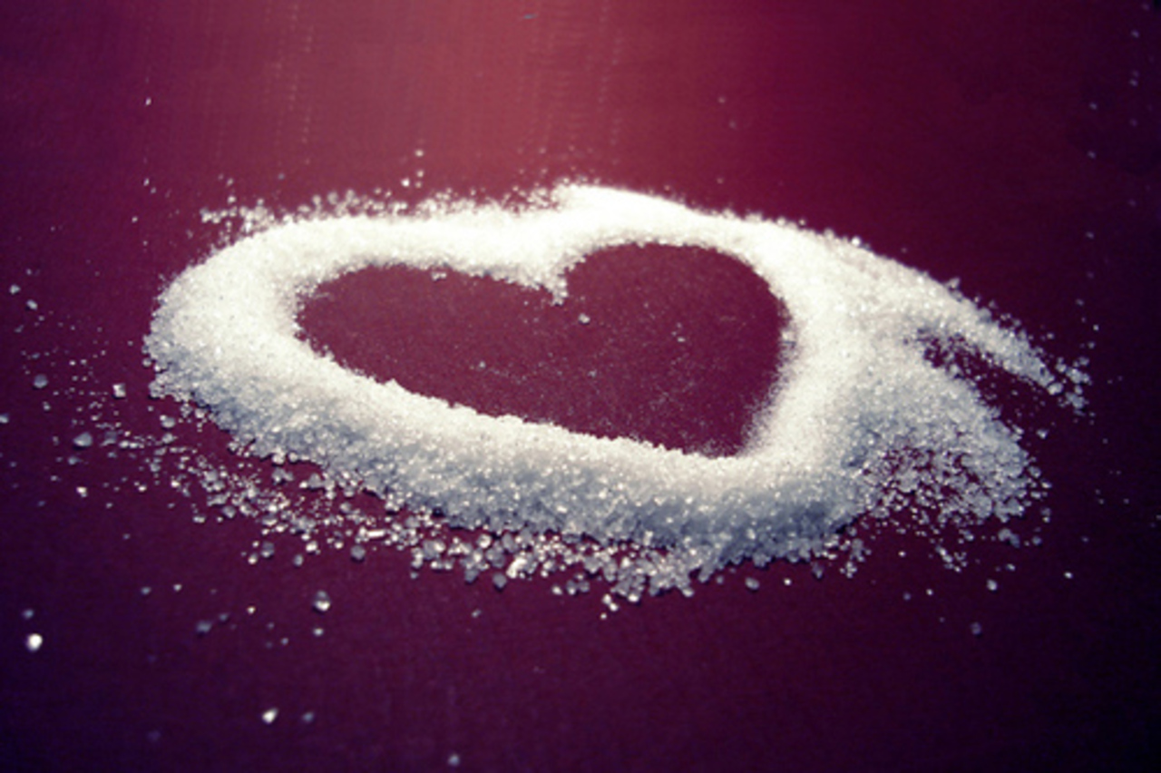 Рассыпать сахар - к чему это? Примета и её толкования в разных ситуациях