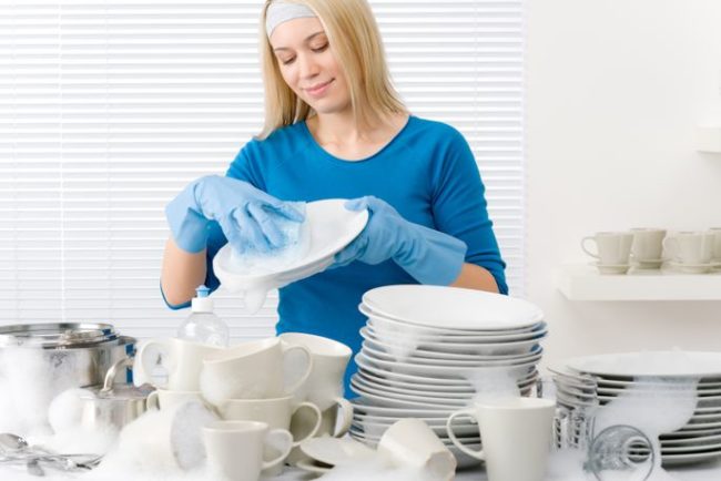 девушка моет посуду